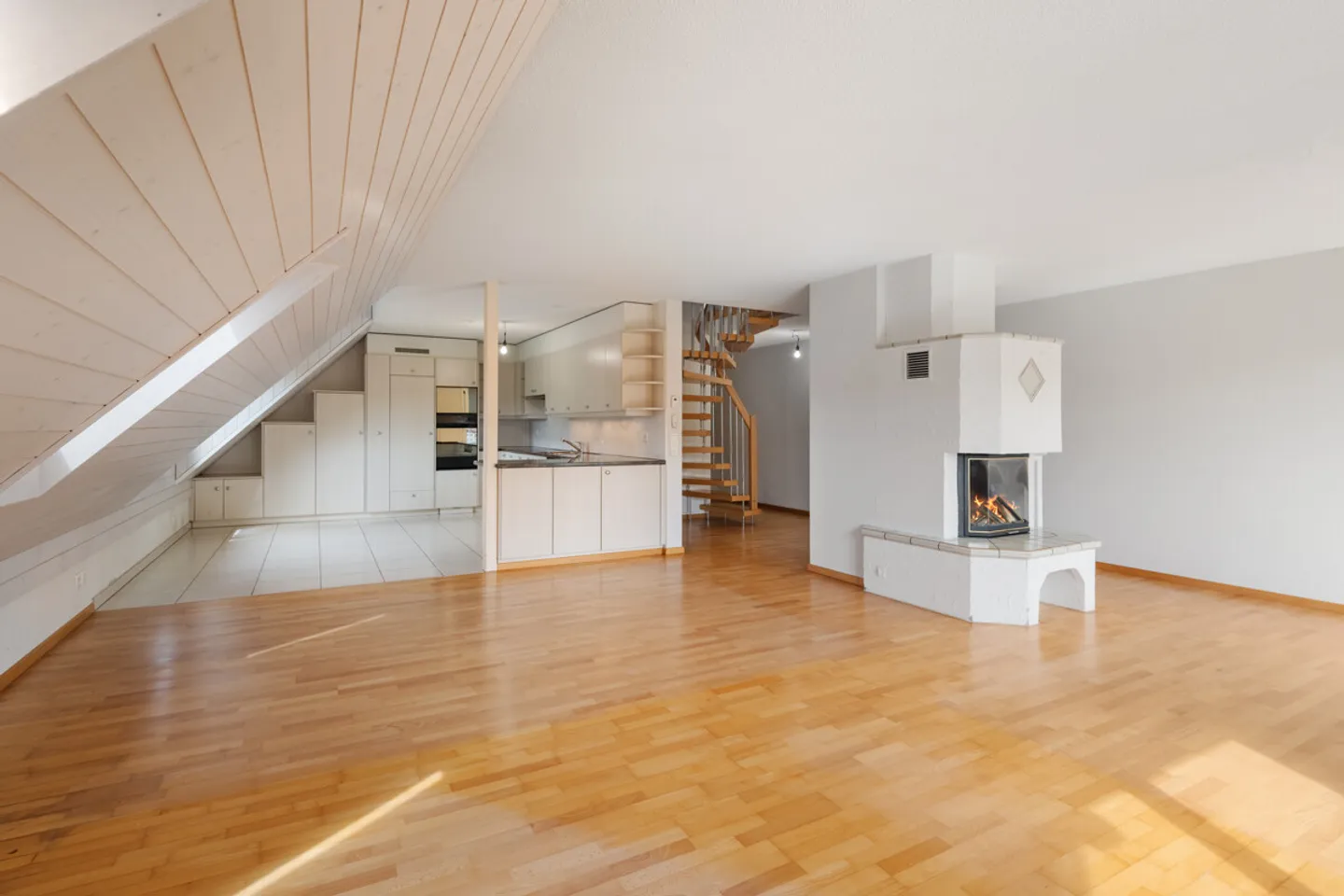 Zürich: Maisonette apartment with balcony and view of greenery - Photo 1 of 6