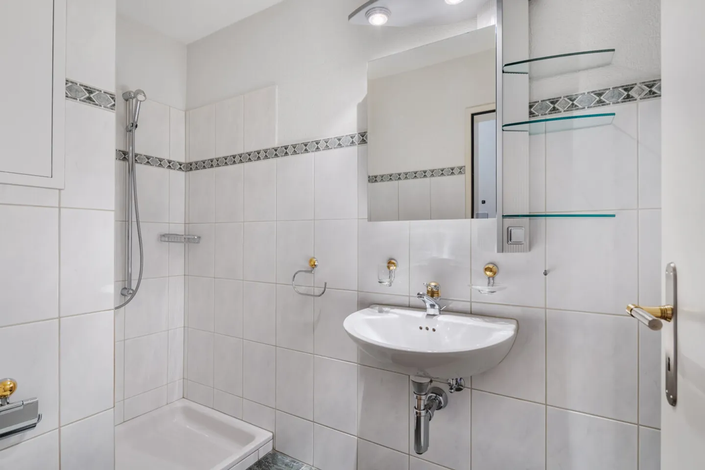 Zürich: Maisonette apartment with balcony and view of greenery - Photo 4 of 6