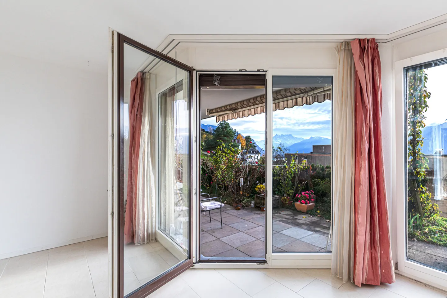 Appartamento con piscina, vista sulle montagne e sul lago a Montreux - Foto 6 di 16