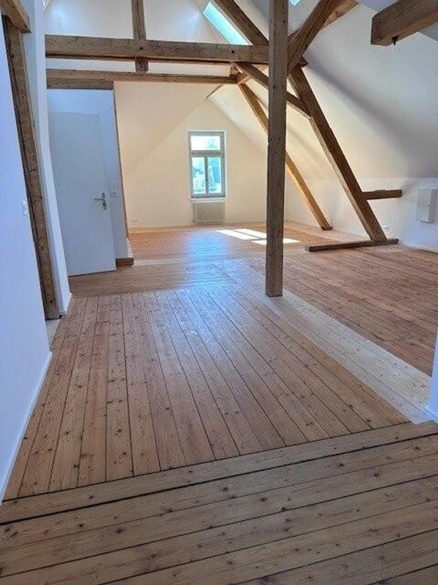 Attraktives Büro/Atelier im Dachgeschoss - Foto 1 von 7