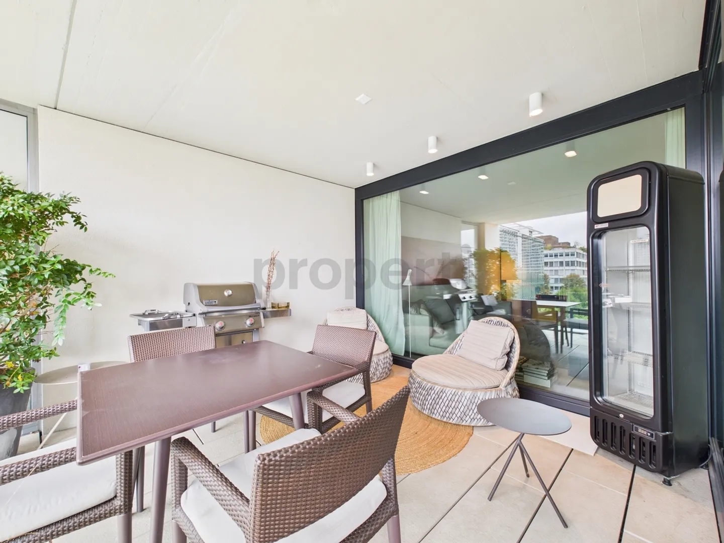 High-End Equipment and Sunny Apartment Experience in the Metropolitan - Photo 10 of 12