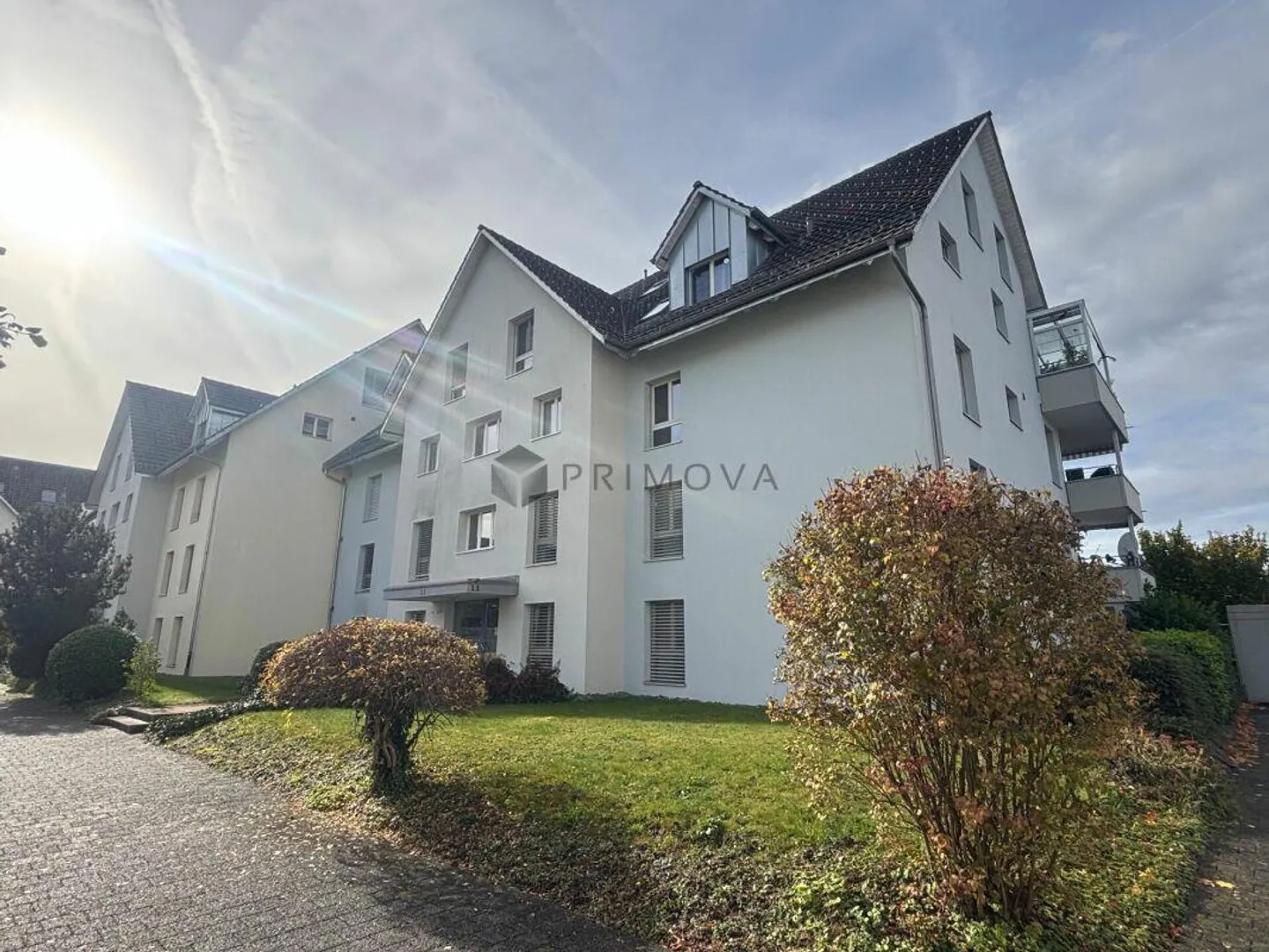 Central and yet quiet - charming 4.5-room apartment in Volketswil - Photo 1 of 9