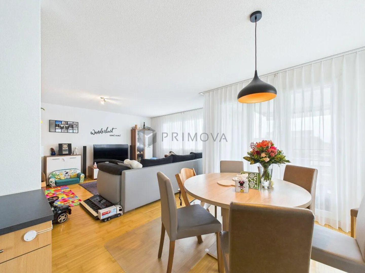 Central and yet quiet - charming 4.5-room apartment in Volketswil - Photo 3 of 9