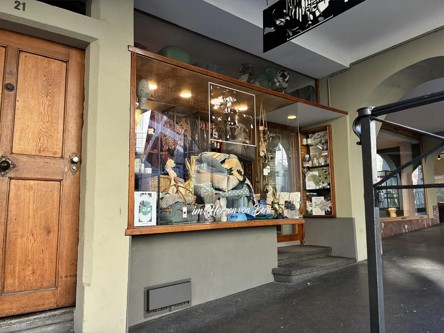 Schönes Ladenlokal in preisgekröntem Altstadthaus Bern - Photo 2 sur 5