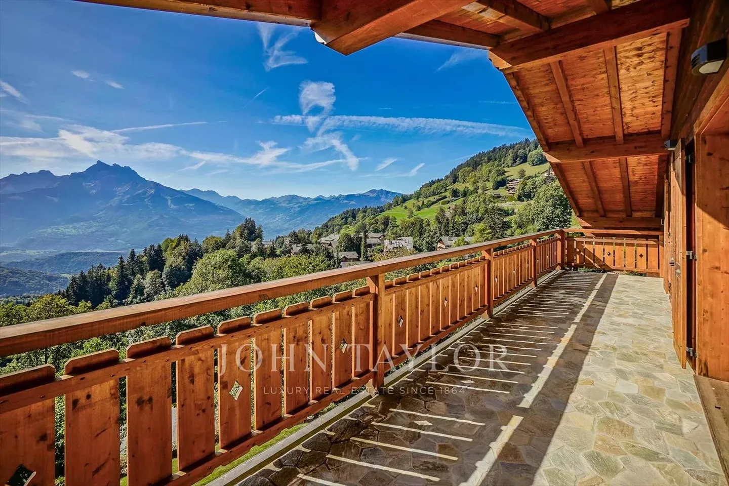 CO-EXCLUSIVE! Fabulous family chalet with panoramic mountain views - Photo 2 of 13