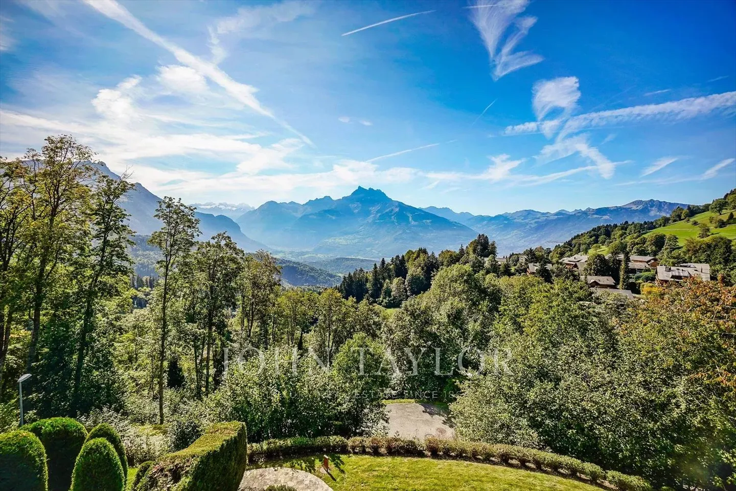 CO-EXCLUSIVE! Fabulous family chalet with panoramic mountain views - Photo 5 of 13