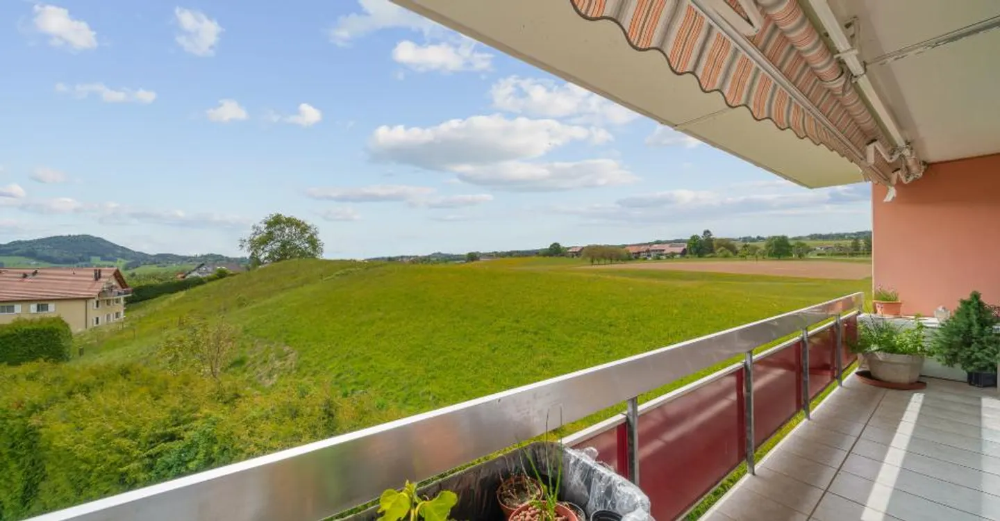 Incantevole appartamento di 4,5 locali esposto a sud-ovest con vista libera - idealmente situato nel centro di Forel - Foto 1 di 10