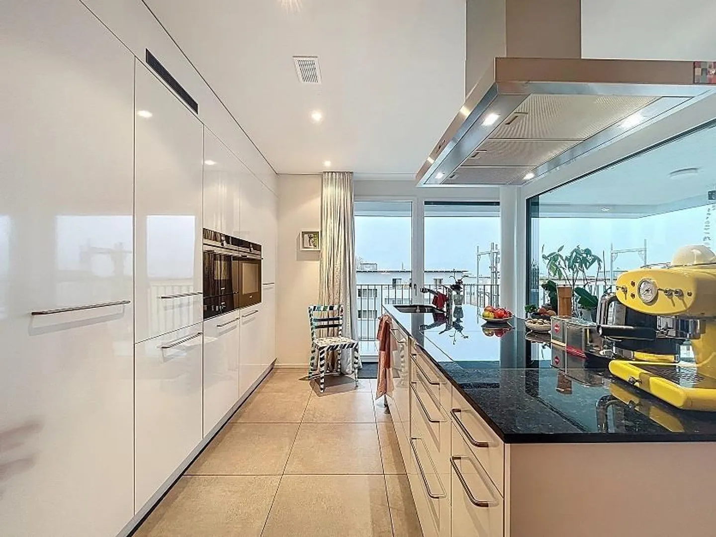 Luminoso appartamento con terrazza di 3,5 stanze a Männedorf - Foto 2 di 8