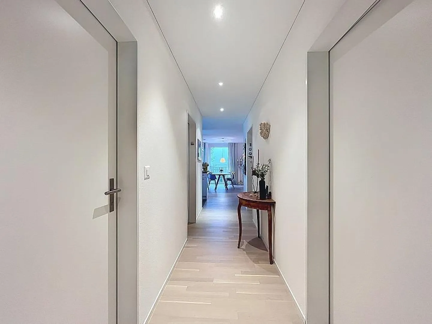 Luminoso appartamento con terrazza di 3,5 stanze a Männedorf - Foto 3 di 8