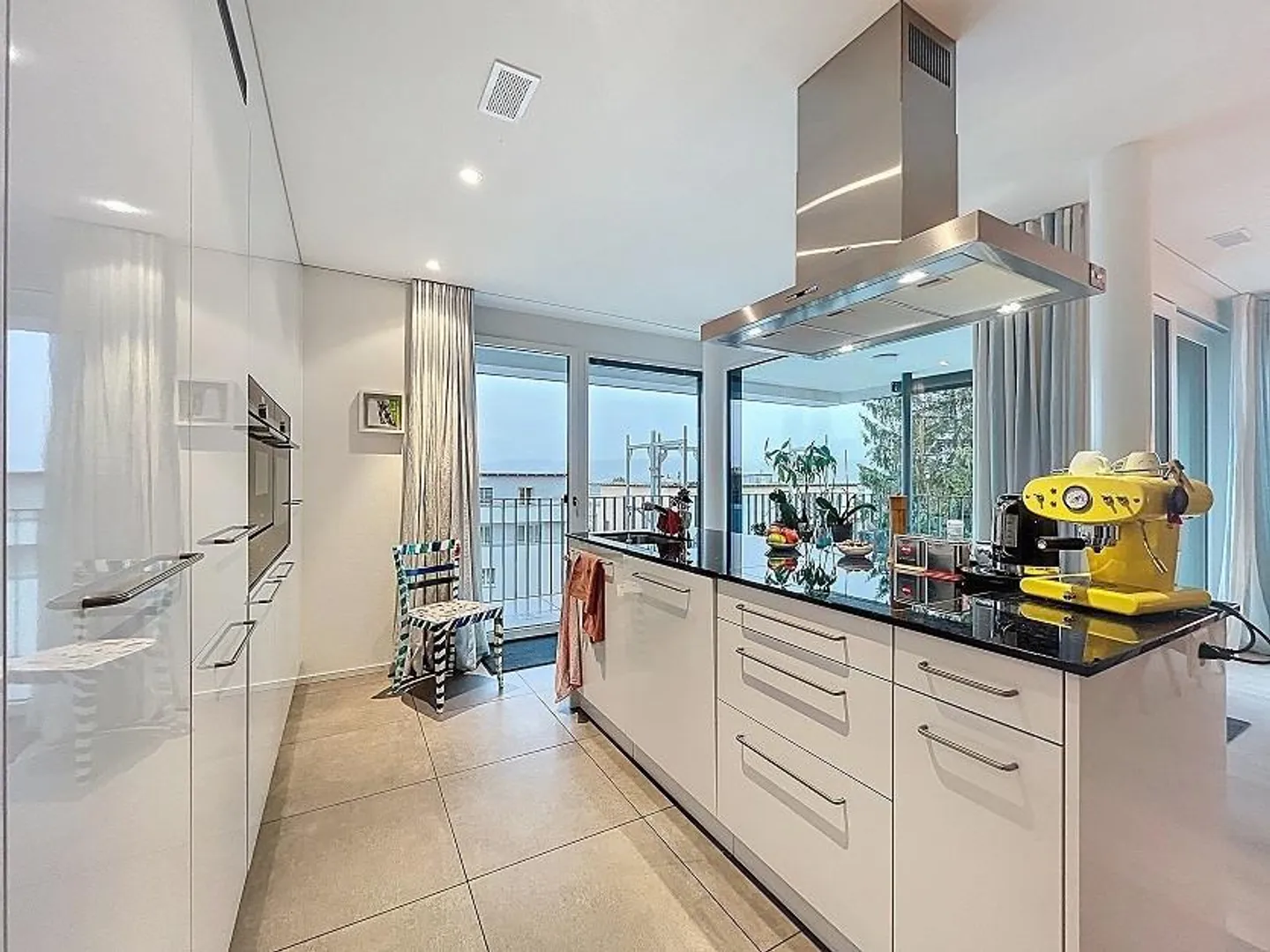 Luminoso appartamento con terrazza di 3,5 stanze a Männedorf - Foto 5 di 8