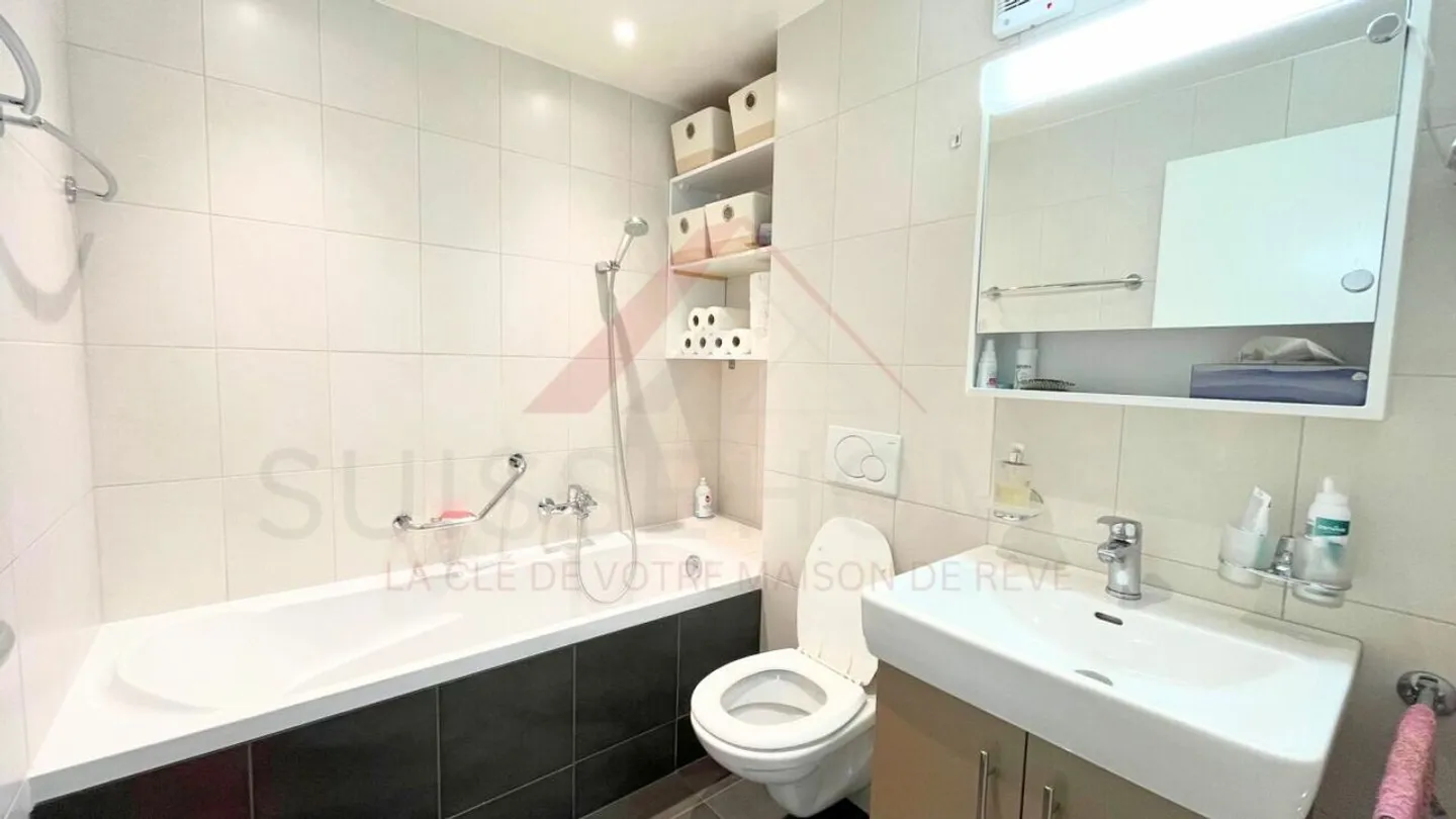 Echallens - geräumige 122 m² Wohnung mit Balkon, Kamin und ausbaubarem Dachboden - Foto 9 von 13