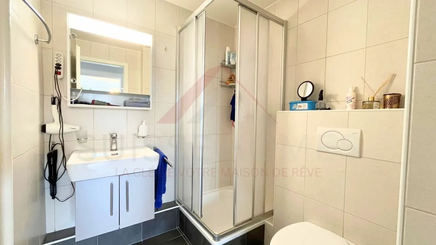 Echallens - geräumige 122 m² Wohnung mit Balkon, Kamin und ausbaubarem Dachboden - Foto 10 von 13