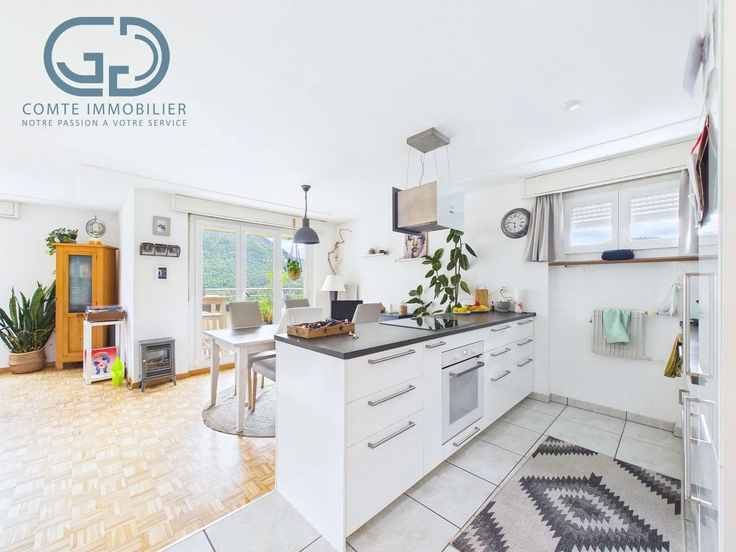 Charming Apartment with City View - Photo 2 of 11