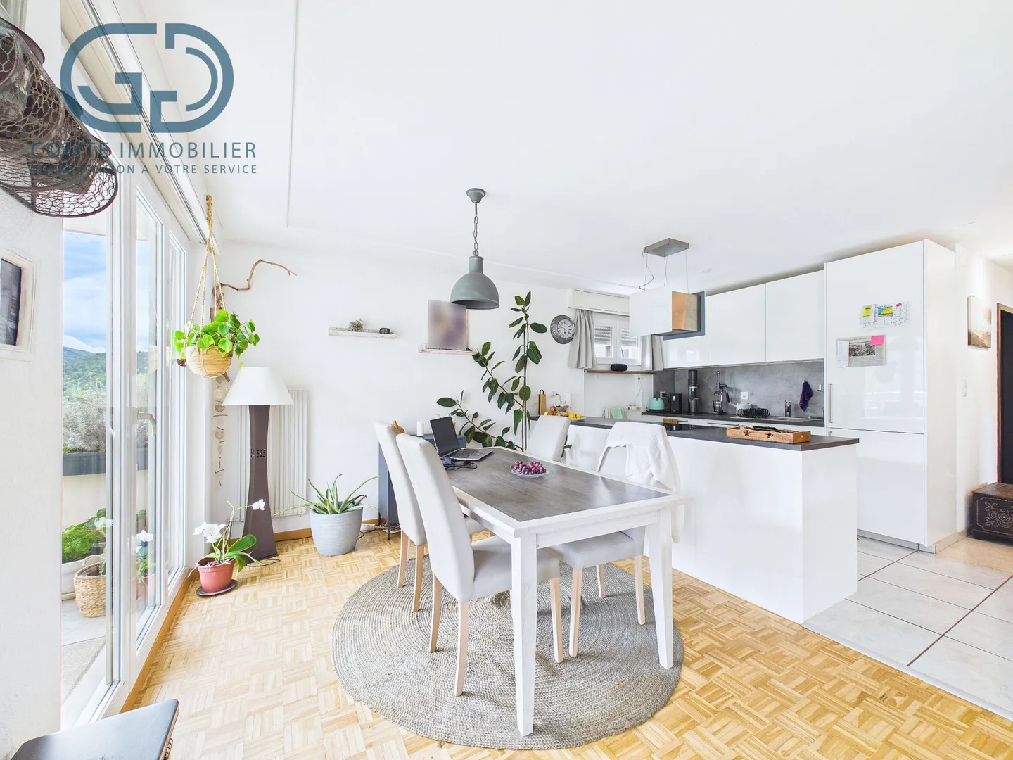 Charming Apartment with City View - Photo 4 of 11
