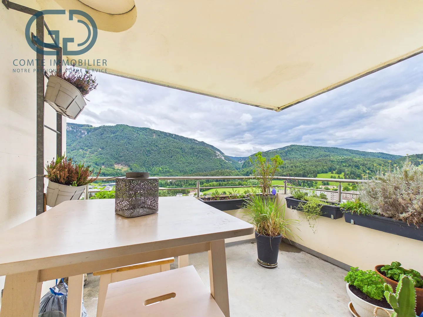 Charming Apartment with City View - Photo 5 of 11