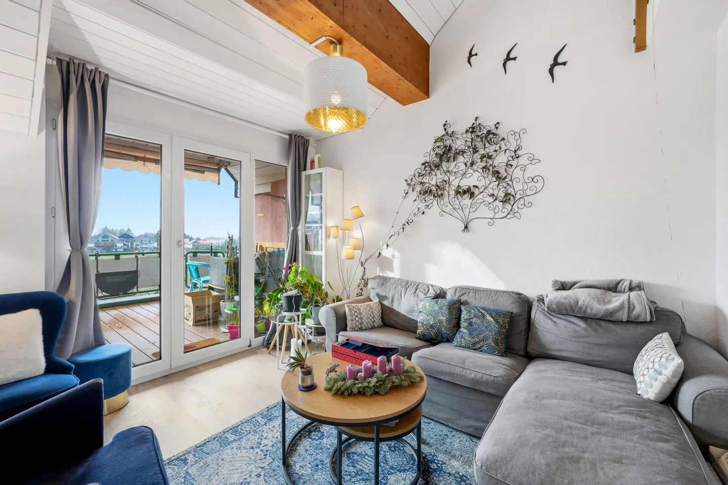 Stunning 3.5-Room Apartment + Gallery with Lake and Mountain View - Photo 4 of 23