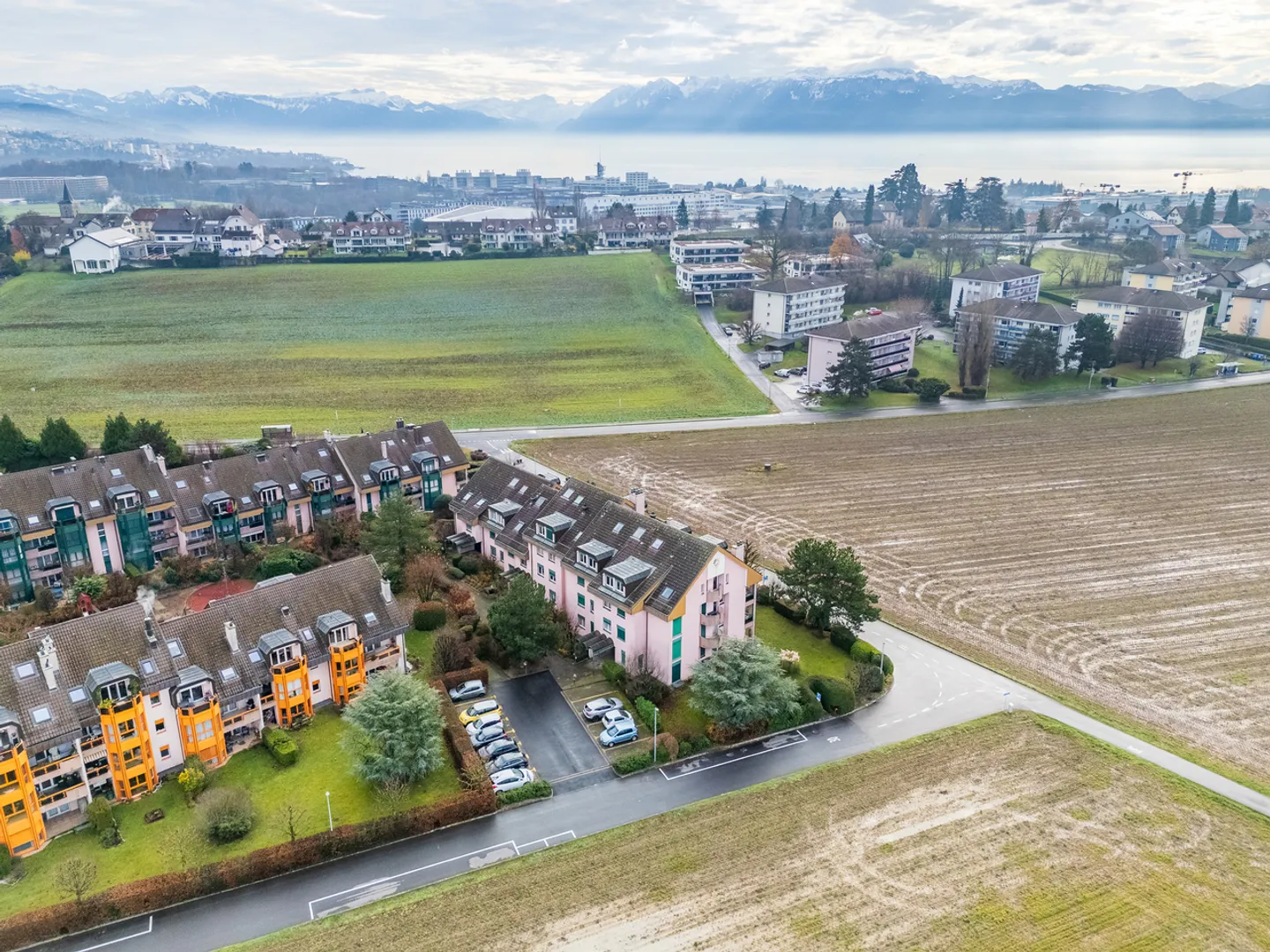 Stunning 3.5-Room Apartment + Gallery with Lake and Mountain View - Photo 14 of 23