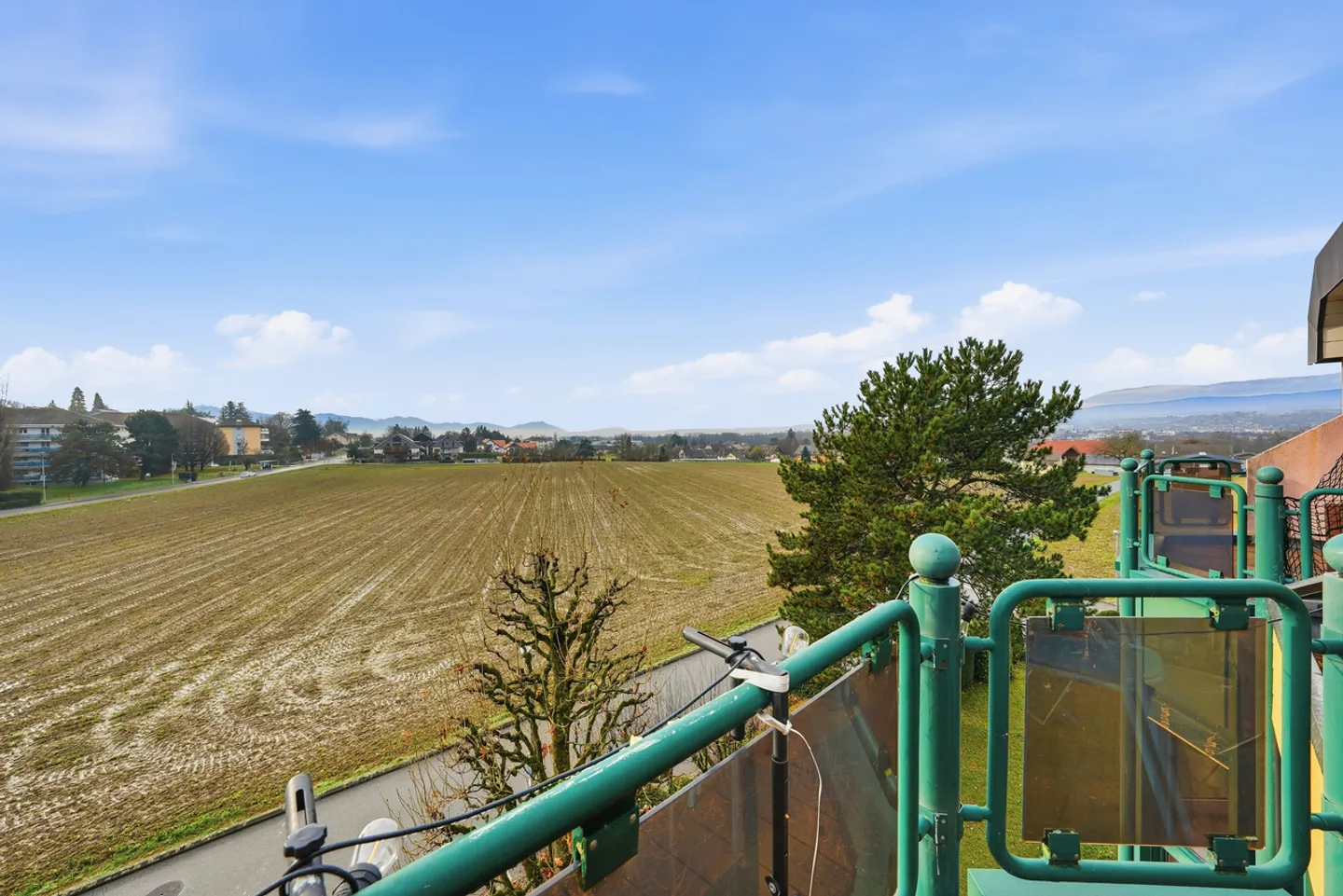 Stunning 3.5-Room Apartment + Gallery with Lake and Mountain View - Photo 16 of 23