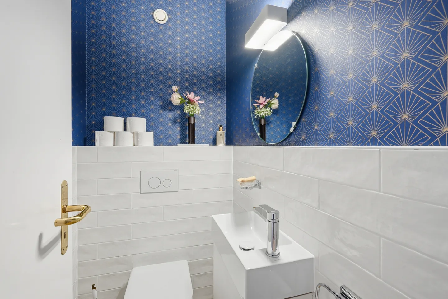 Stunning 3.5-Room Apartment + Gallery with Lake and Mountain View - Photo 20 of 23