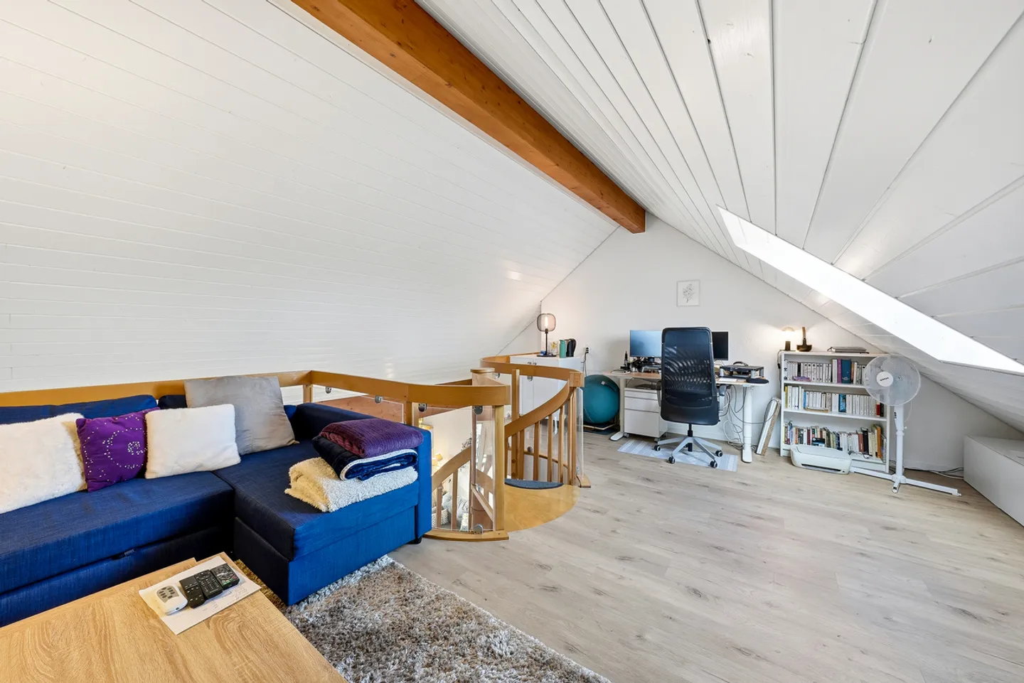 Stunning 3.5-Room Apartment + Gallery with Lake and Mountain View - Photo 22 of 23