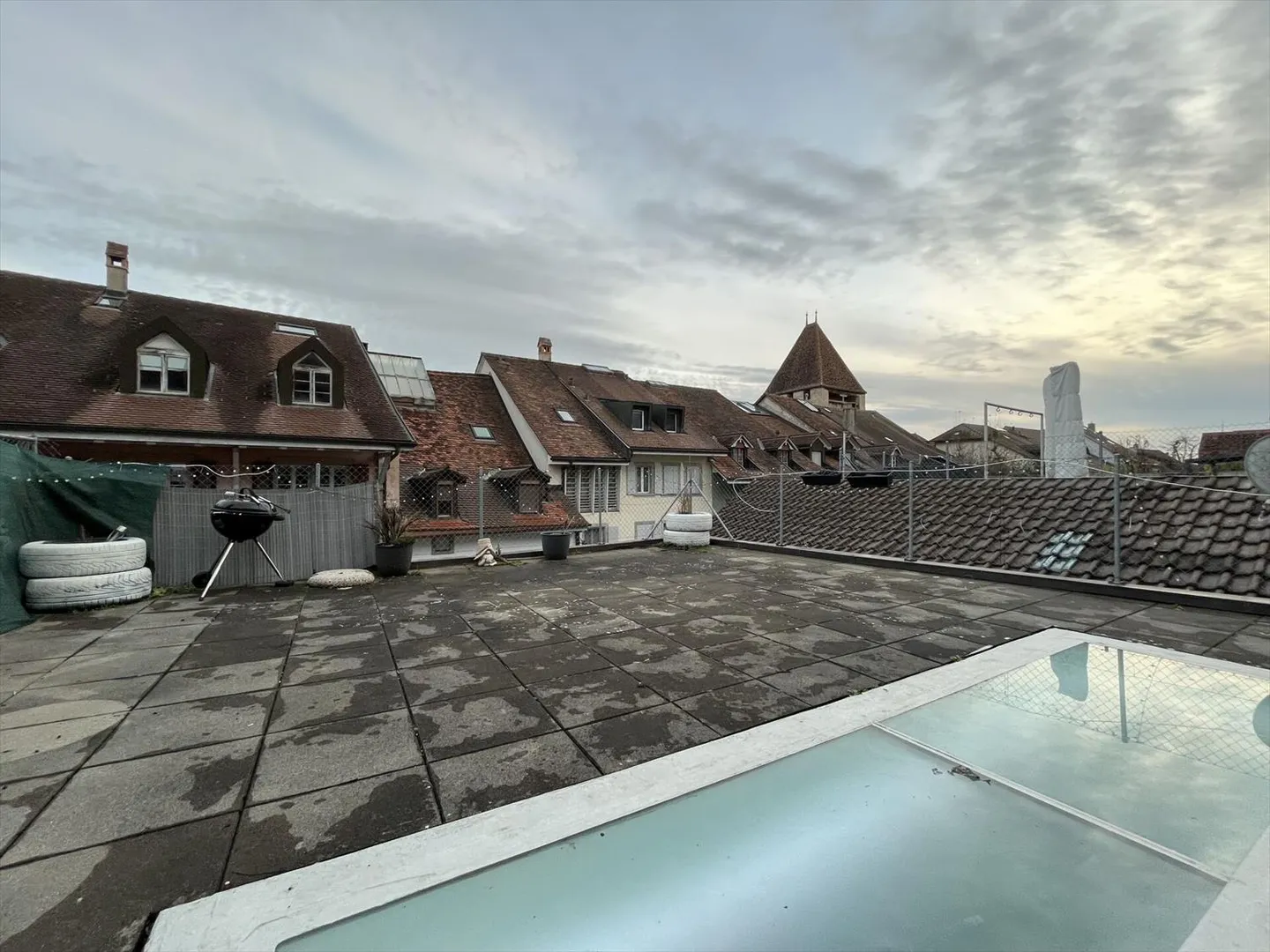 MIT EINER GROSSEN TERRASSE, SEHR GUT GELEGEN - Foto 1 von 11