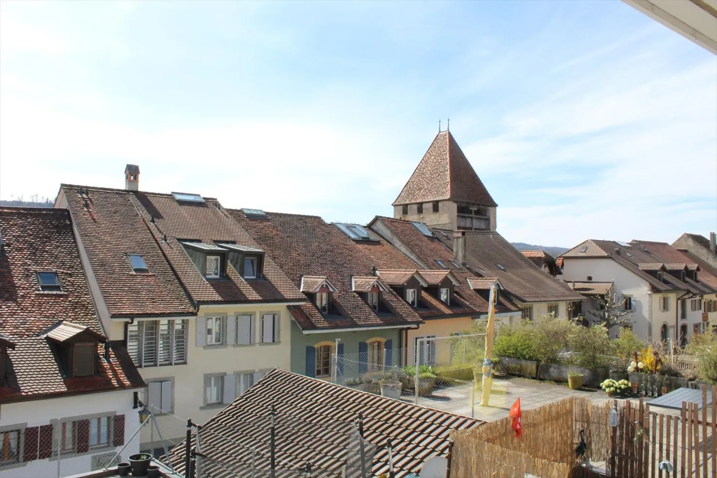 MIT EINER GROSSEN TERRASSE, SEHR GUT GELEGEN - Foto 2 von 11