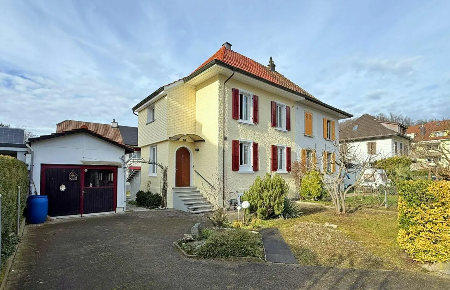 Casa unifamiliare con grande giardino - Foto 1 di 9