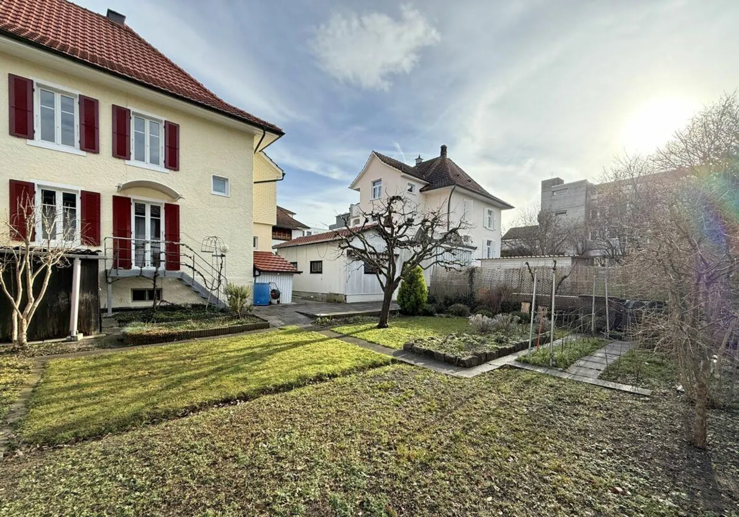 Casa unifamiliare con grande giardino - Foto 2 di 9