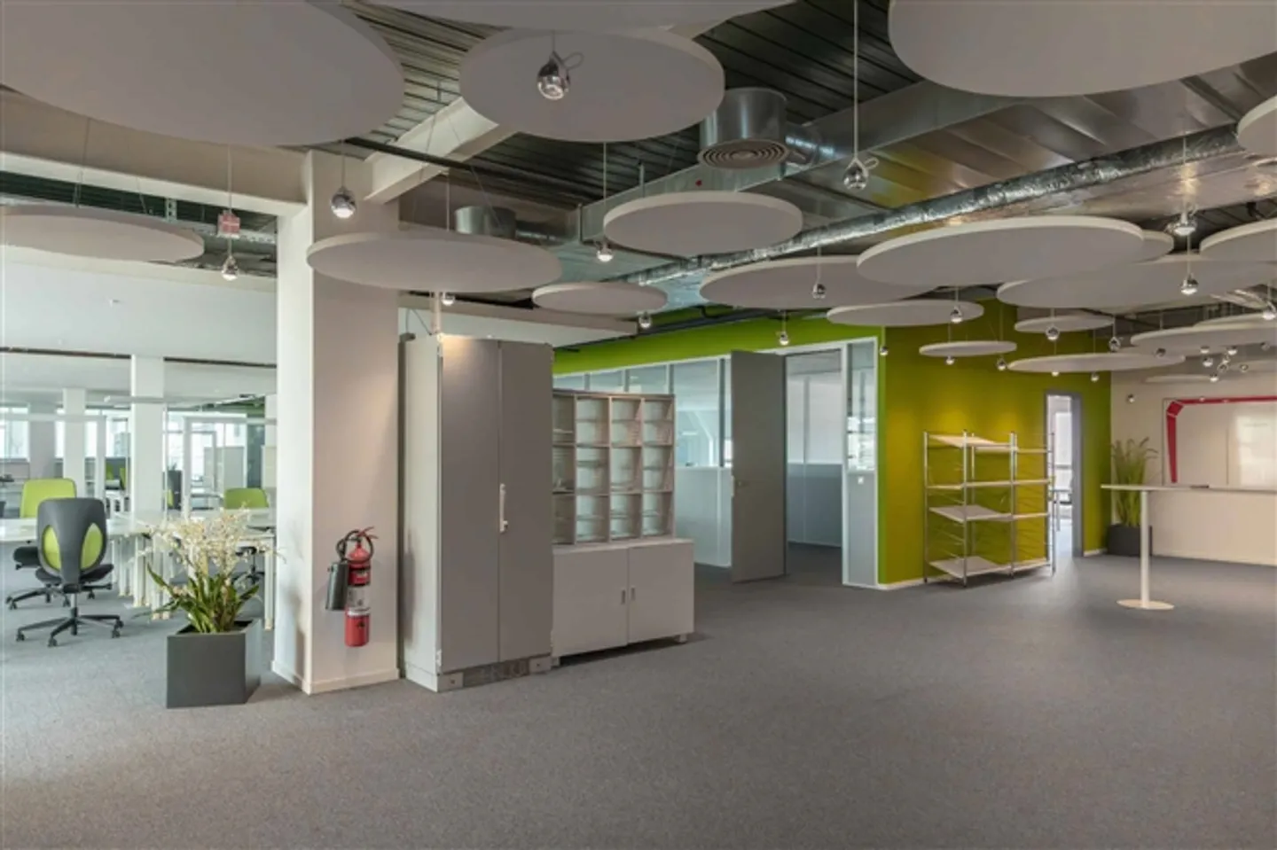 74 m² di uffici arredati in affitto vicino a Nations e alla stazione ferroviaria - Foto 2 di 7