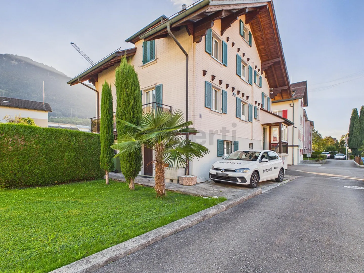 Charmantes Zweifamilienhaus in Goldau - Foto 1 von 11