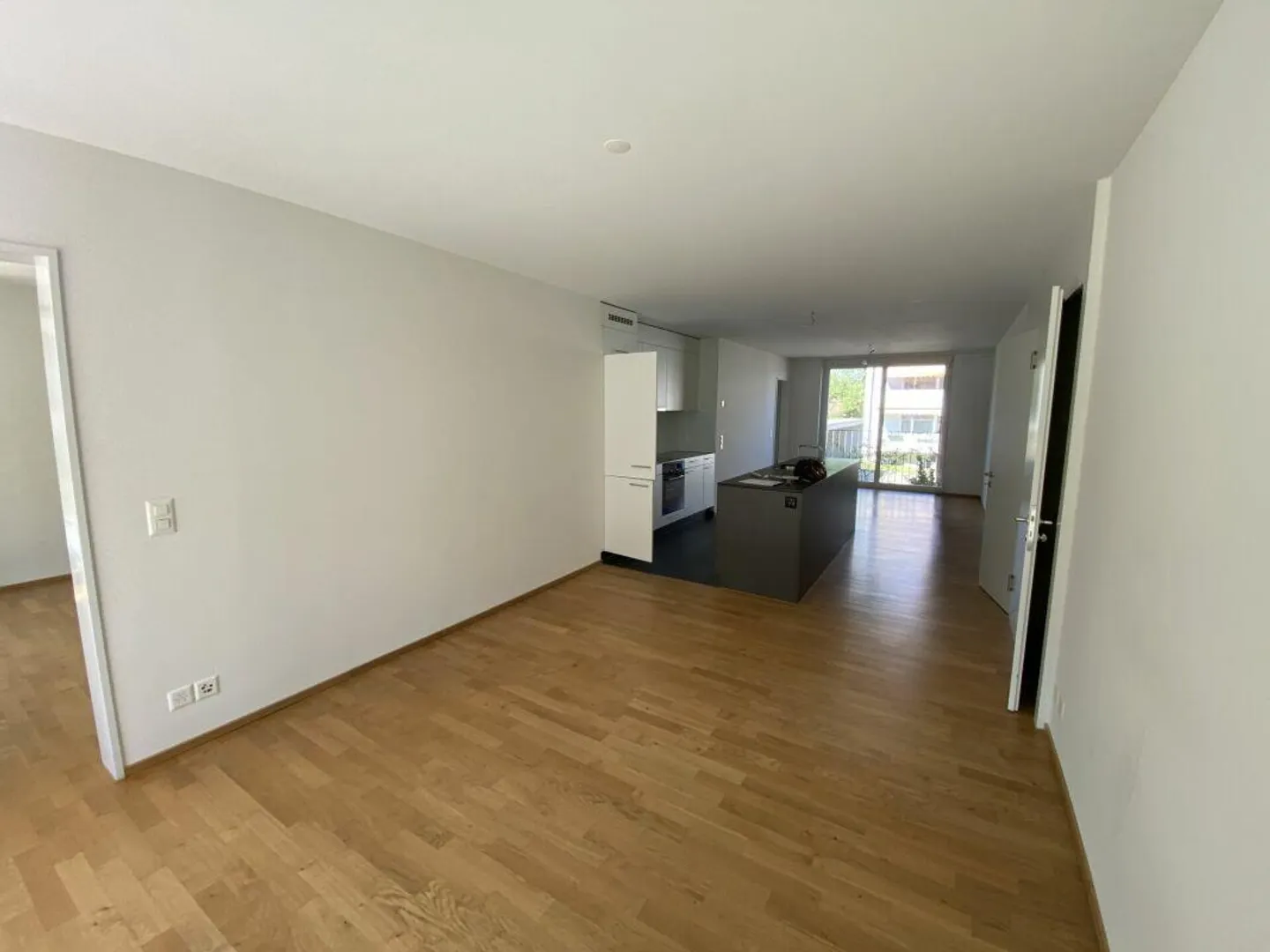 Light-Filled 3.5-Room Apartment in Busswil - Photo 3 of 13