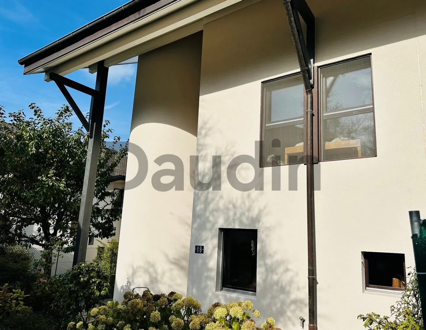 Villa with 6 rooms in a quiet residential area - Photo 2 of 12