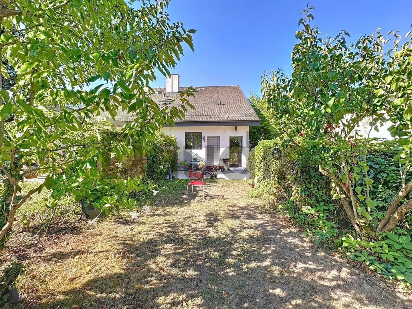 Villa with 6 rooms in a quiet residential area - Photo 5 of 12