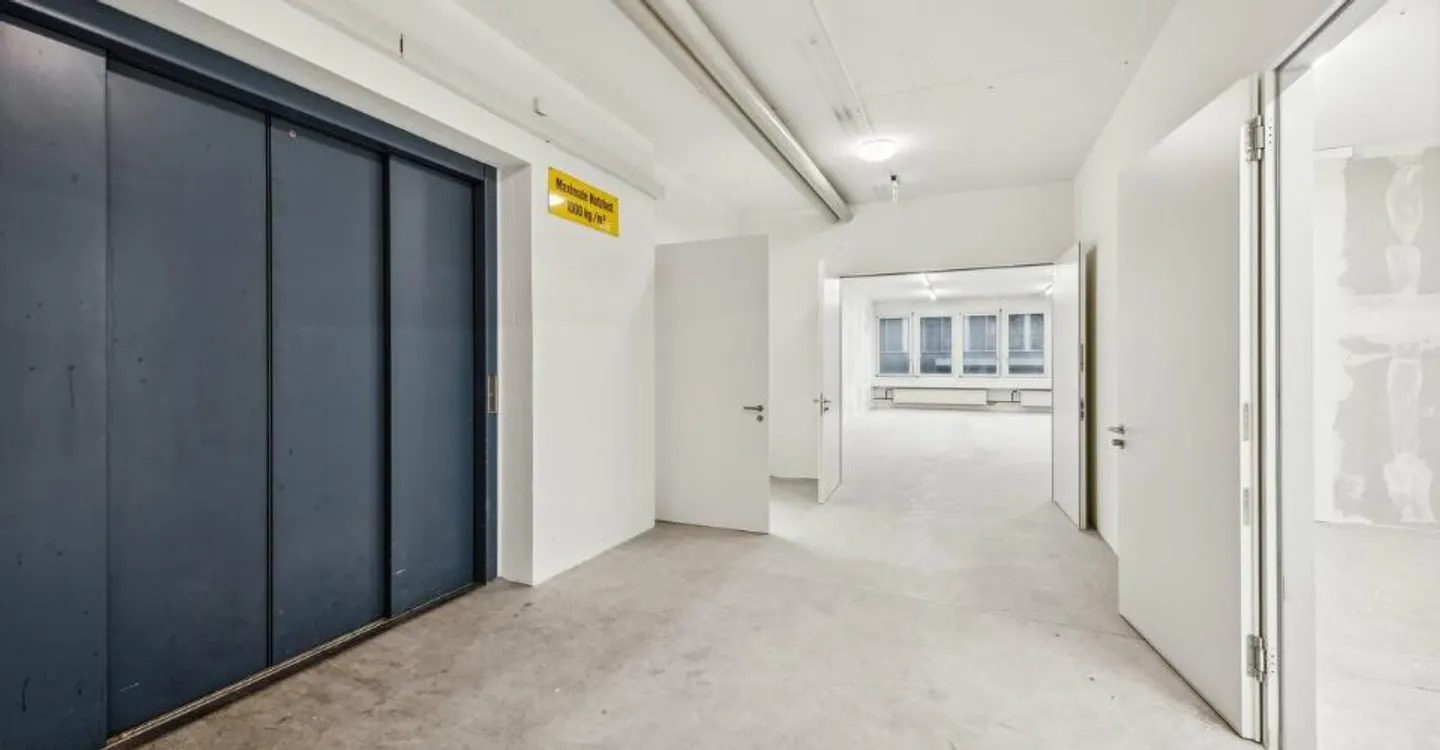 Espace commercial flexible directement sur l'A1 - accessible, polyvalent - Photo 4 sur 5