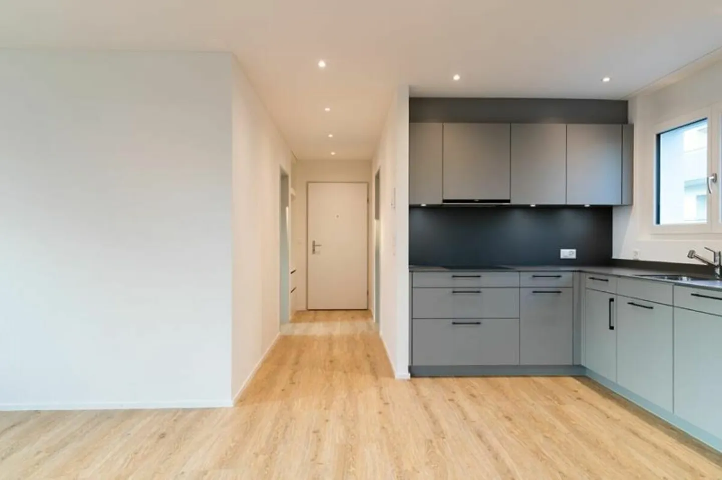 Très belle appartement de 2.5 pièces au rez-de-chaussée - Photo 3 sur 12