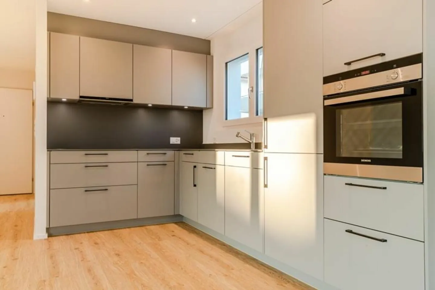 Très belle appartement de 2.5 pièces au rez-de-chaussée - Photo 2 sur 12