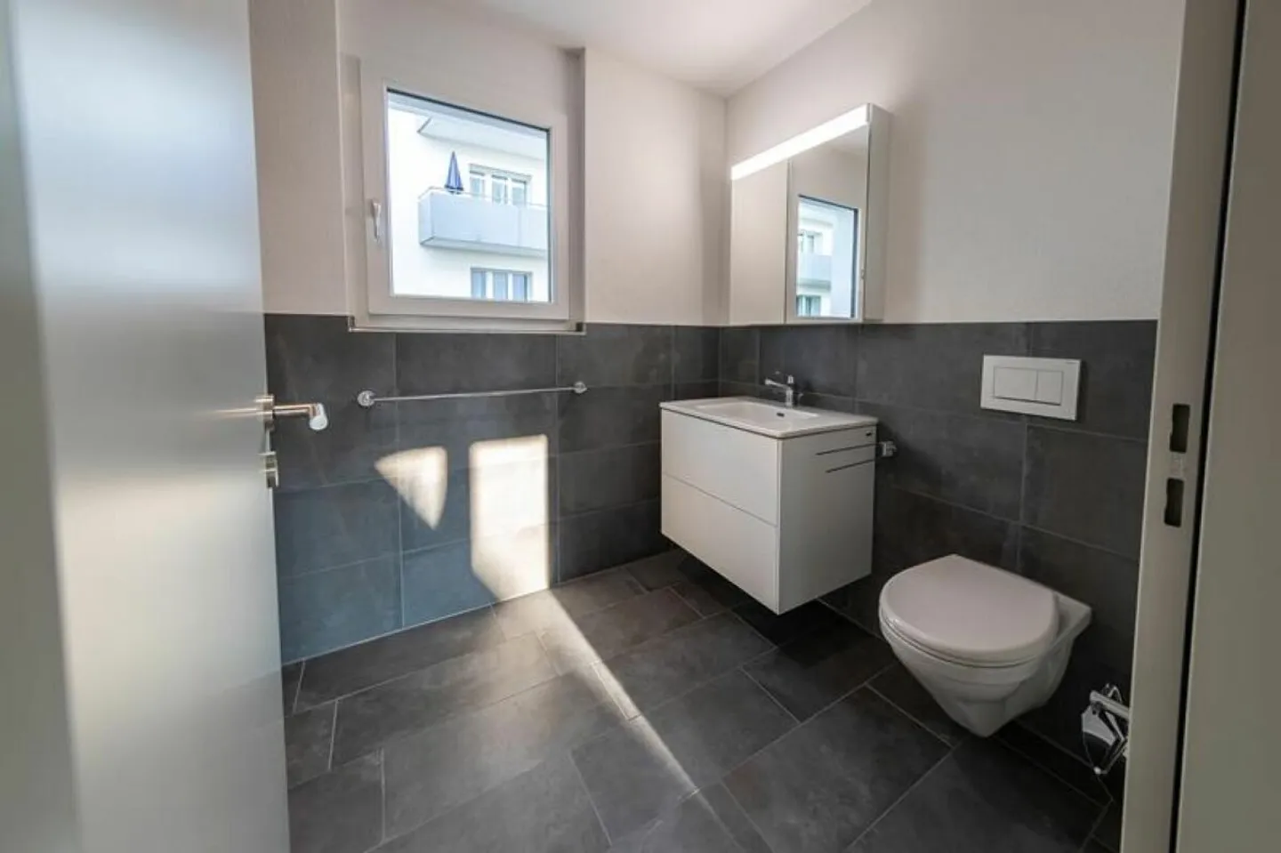 Très belle appartement de 2.5 pièces au rez-de-chaussée - Photo 8 sur 12