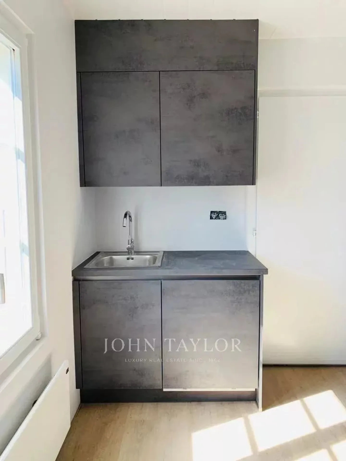 Renovated commercial space with garden - Photo 3 of 5