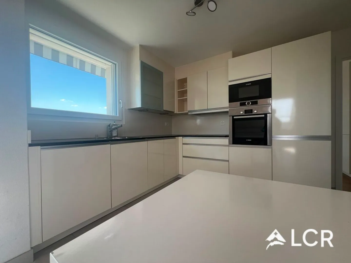 Spacious 4.5 Room Apartment - Photo 2 of 13