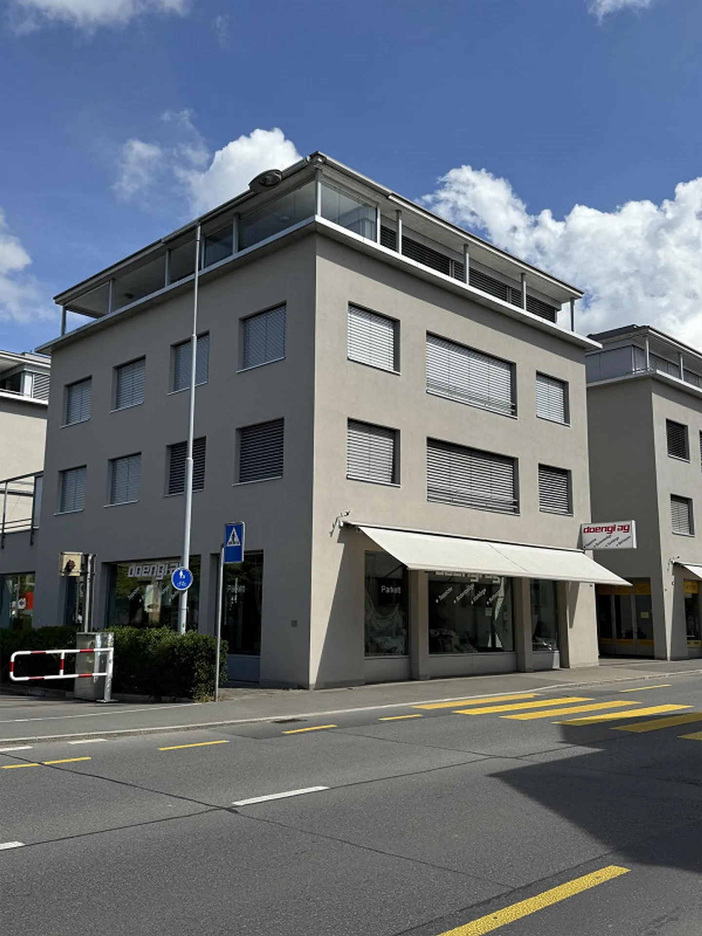Spazio vendita, magazzino e posto auto nel cuore di Cham - Foto 1 di 10