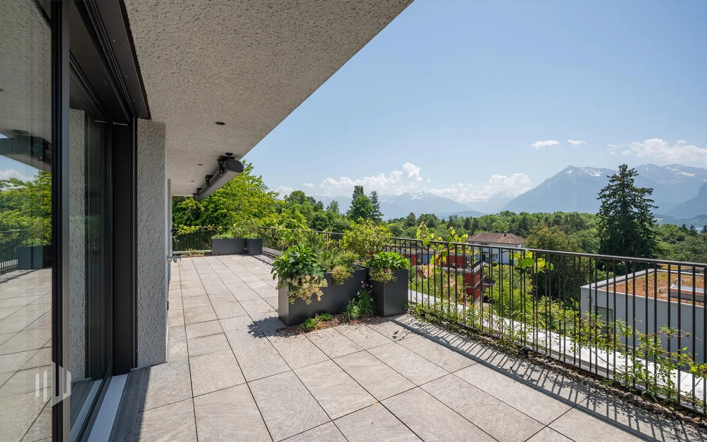 ImmoWyss - Appartement penthouse élégant avec vue sur le lac dans le parc Schönegg Thun - Photo 5 sur 8