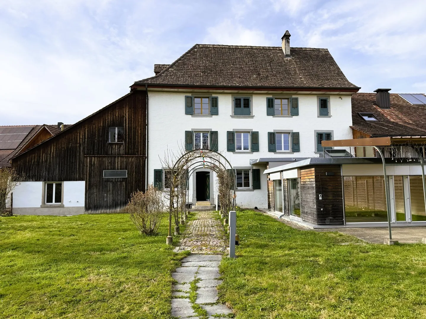 Spacious, beautiful residential property with 11 rooms and barn in idyllic village location - Photo 1 of 17