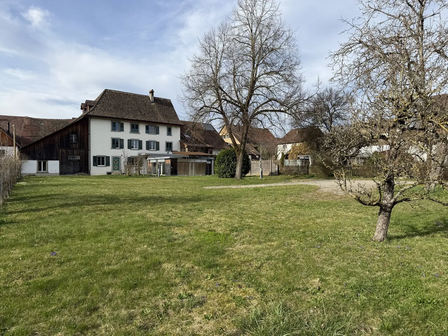 Spacious, beautiful residential property with 11 rooms and barn in idyllic village location - Photo 2 of 17