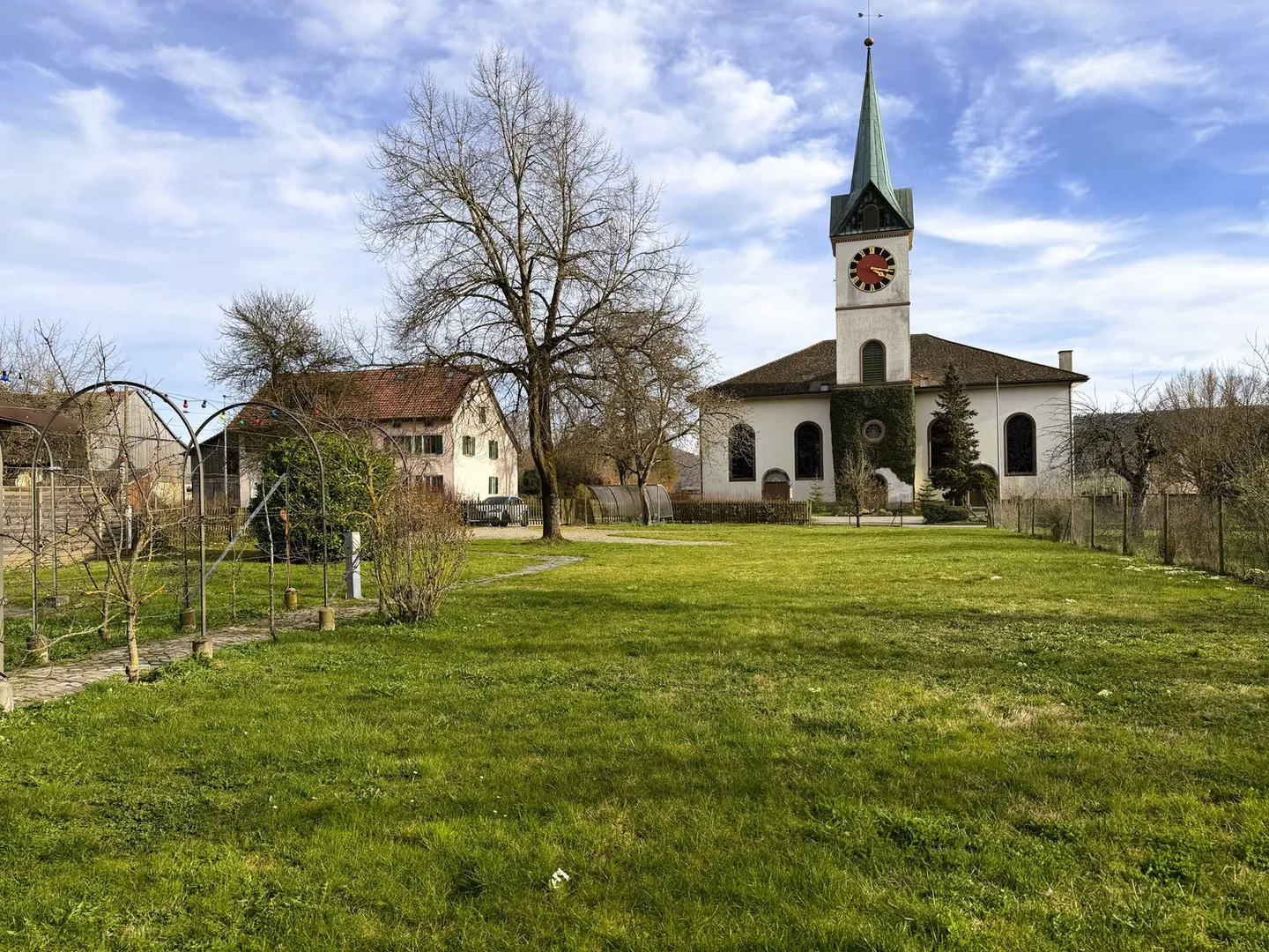 Spacious, beautiful residential property with 11 rooms and barn in idyllic village location - Photo 3 of 17