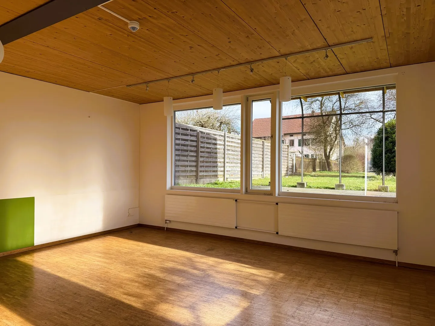 Spacious, beautiful residential property with 11 rooms and barn in idyllic village location - Photo 8 of 17