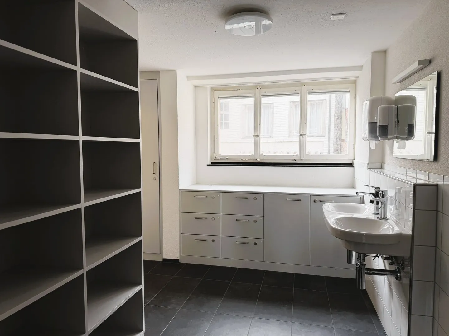 Spacious, beautiful residential property with 11 rooms and barn in idyllic village location - Photo 10 of 17