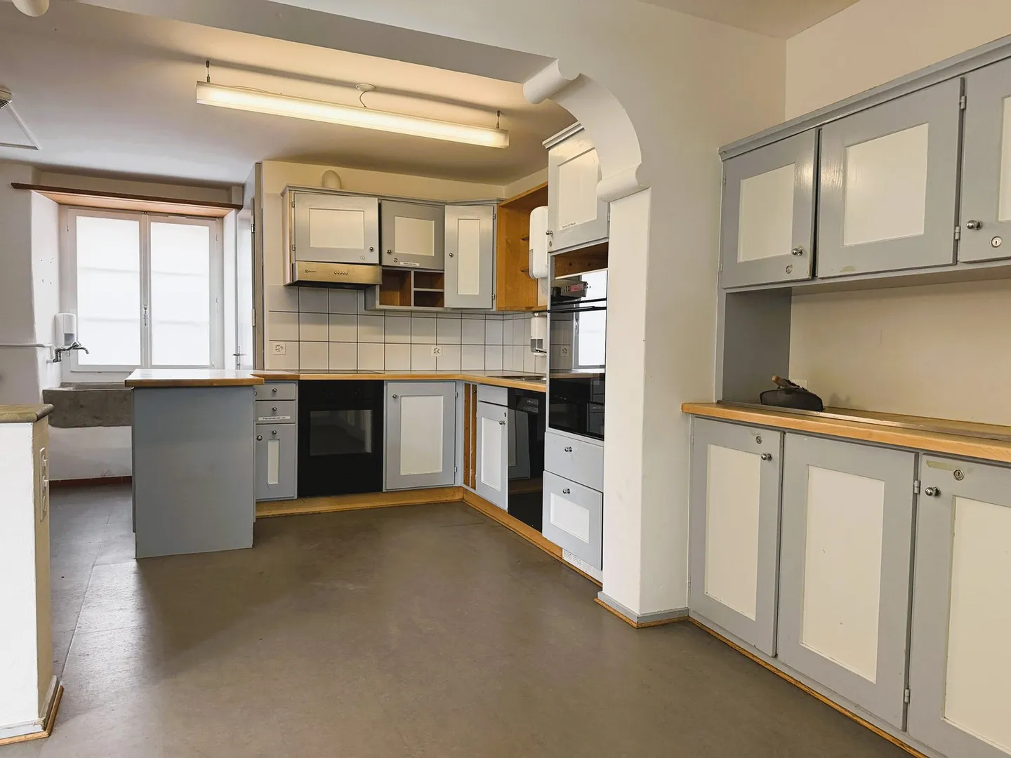 Spacious, beautiful residential property with 11 rooms and barn in idyllic village location - Photo 5 of 17