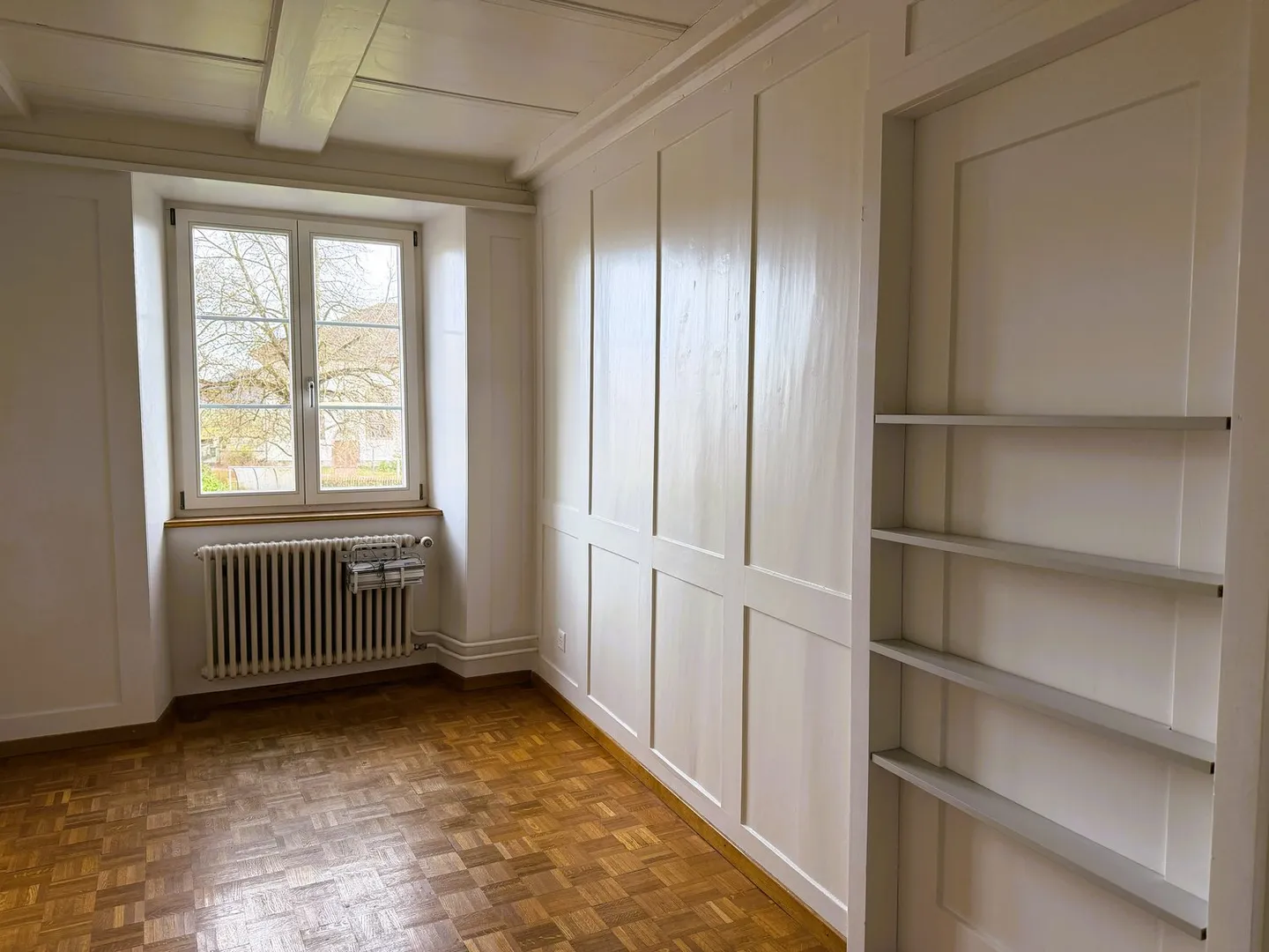 Spacious, beautiful residential property with 11 rooms and barn in idyllic village location - Photo 14 of 17