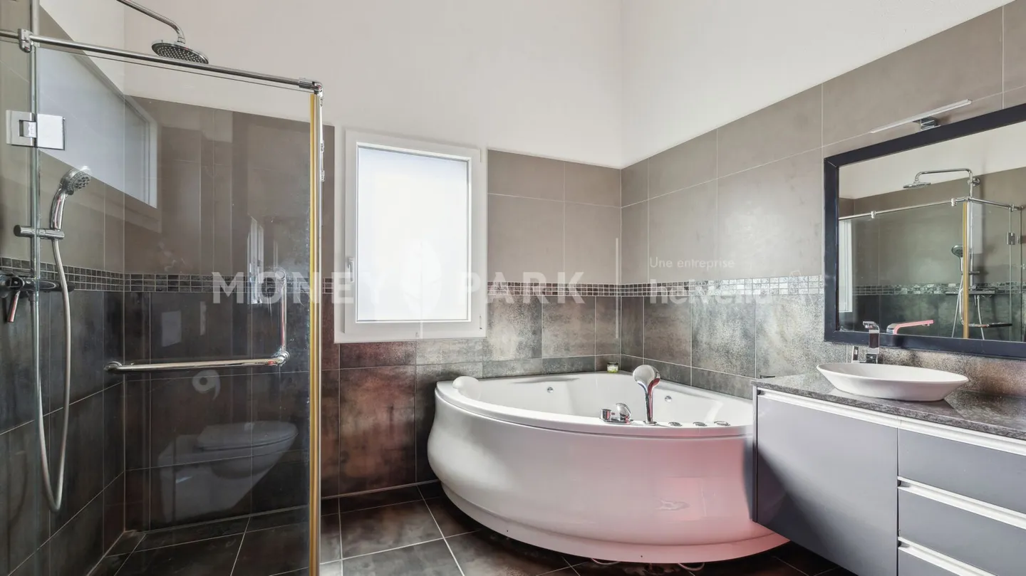 Casa indipendente con 6,5 stanze - Foto 7 di 10