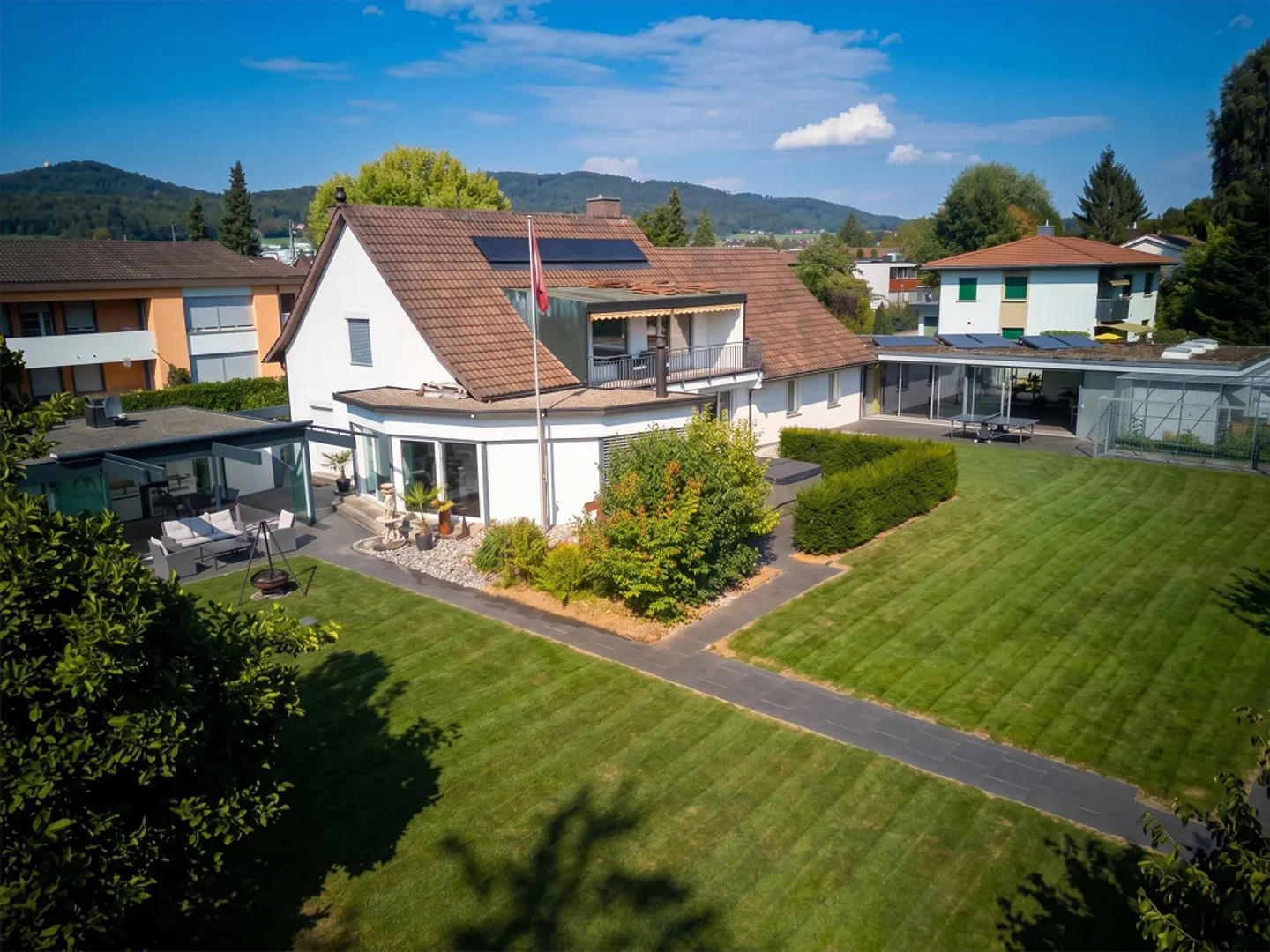 Family-friendly home with plenty of space, garden, and numerous extras - Photo 1 of 15